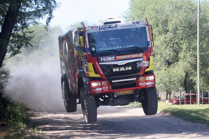 Dakar Rally 2014: Mokerslagen bij de trucks, Shibalov wint voor Van Vliet en De Rooy